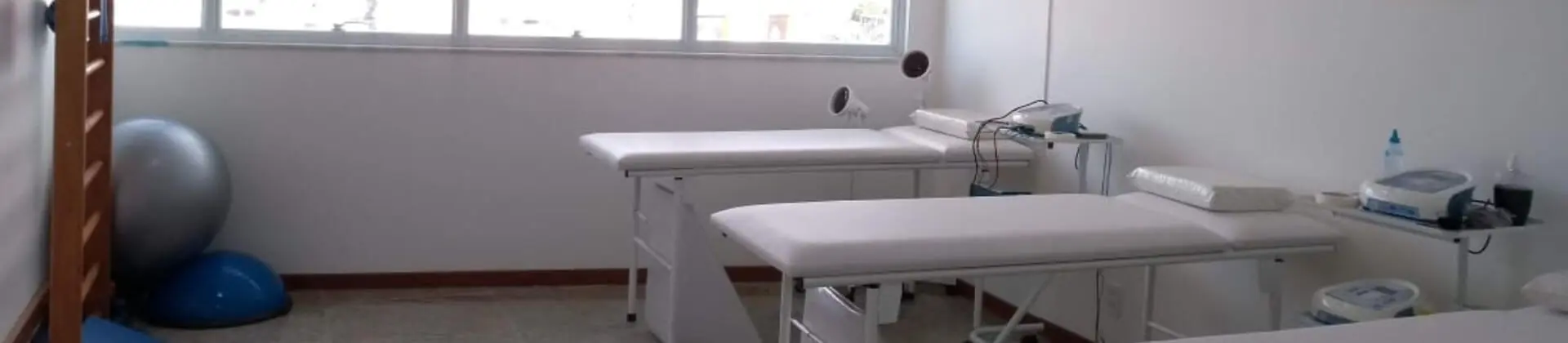 Sala de fisioterapia da unidade Laranjeiras com macas e bola suíça